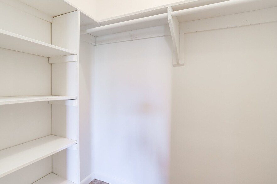Walk-In Storage - 3515 Washington Blvd