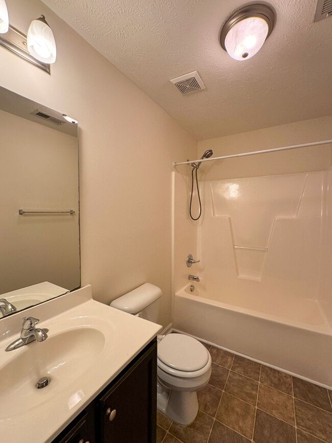 Building Photo - 3 Bed 2 Bath Home with Fenced Backyard