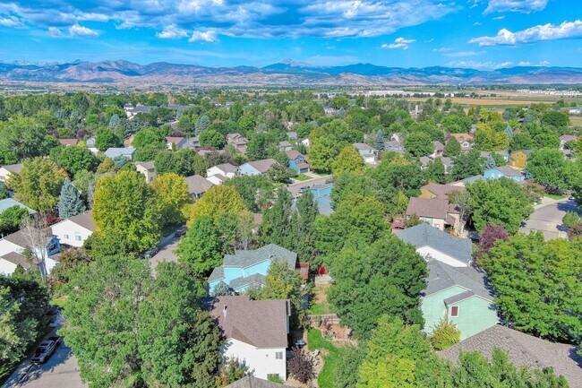 Building Photo - Spacious Home with Fenced Yard and Washer/Dryer