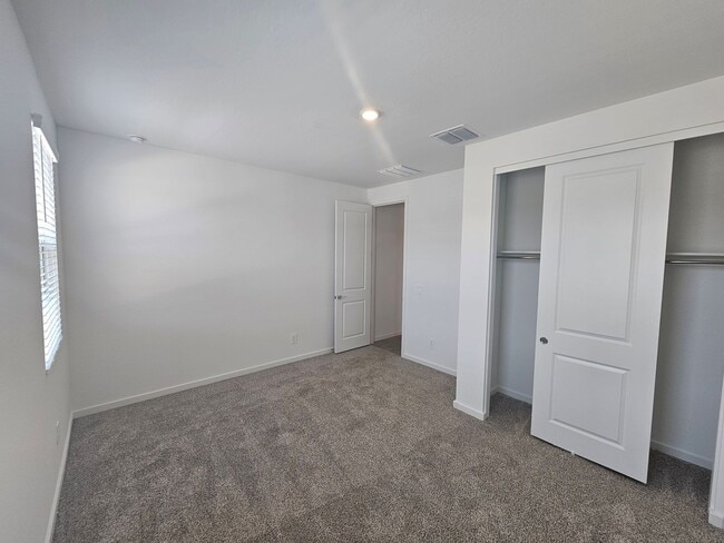 Building Photo - Beautiful new build w mountain views