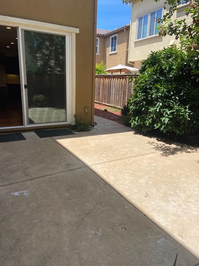 Building Photo - Folsom 4 bdrm, 3 bath near Folsom HS