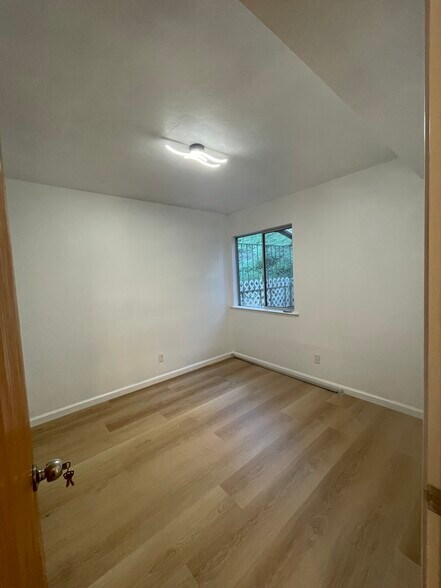 Building Photo - 144 Locksley Ave