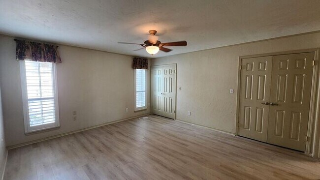 Building Photo - 3 Bed 2 Bath Townhome in Lakehurst Add NW OKC