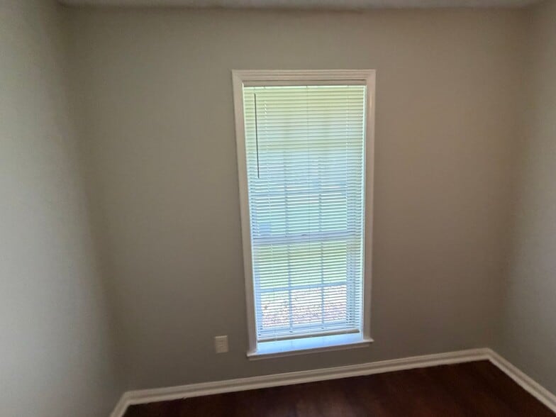 Building Photo - 5071 Gray Dr