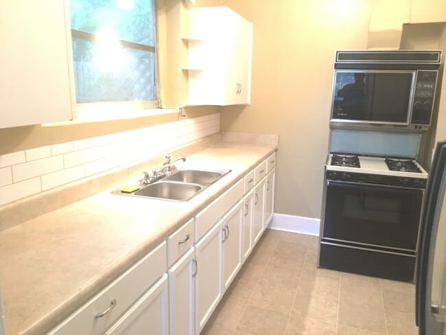 Building Photo - NOT AVAILABLE FOR SHOWING UNTIL MID MAY Home with Beautiful Tuscawilla Park as your yard.