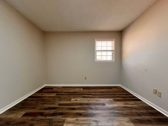 Building Photo - Charming & Affordable Living in Spartanburg!