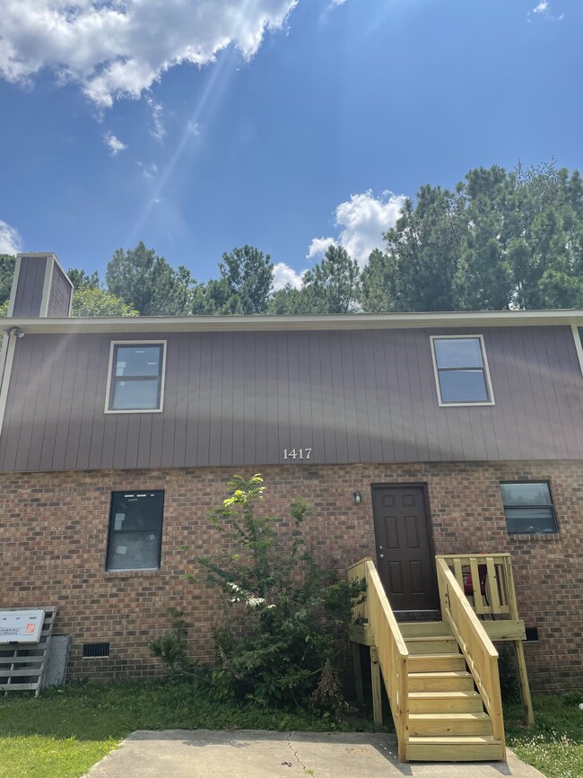 Front of Building - 1417 Cherrycrest Dr