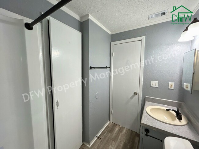 Building Photo - Charming 2-Bedroom Upstairs Apartment in Irving – Convenient Location, Fenced Yard, and More!