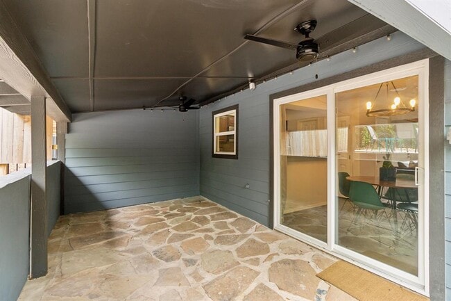 Building Photo - 1501 Rockdale Cir