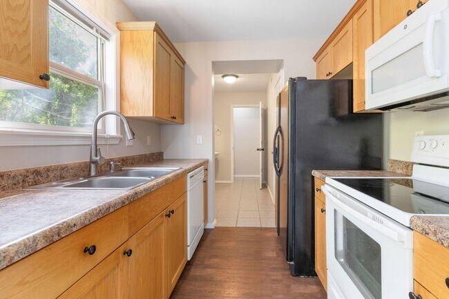 Building Photo - 1297 Hillcrest Pl