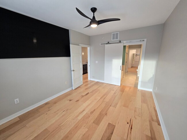 Building Photo - Spacious 2/2 Oak Lawn Condo w/ All Applian...