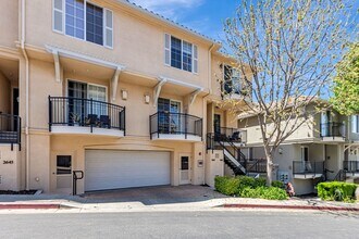 Building Photo - 3 Bedroom Townhouse with Bonus Loft/Office