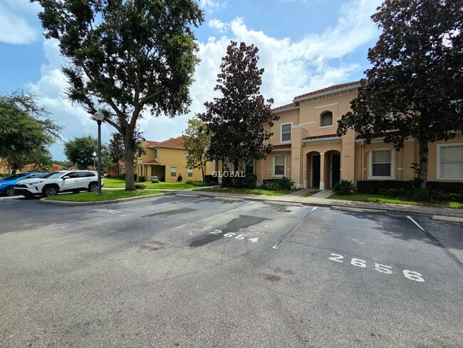 Building Photo - Three Bedroom unfurnished town house (Kiss...