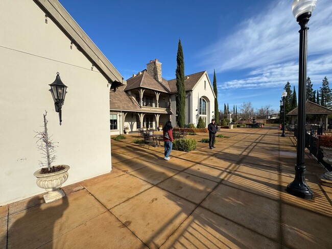 Building Photo - Country Club Living ( Anatolia )