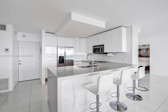 Building Photo - 100 Bayview Dr