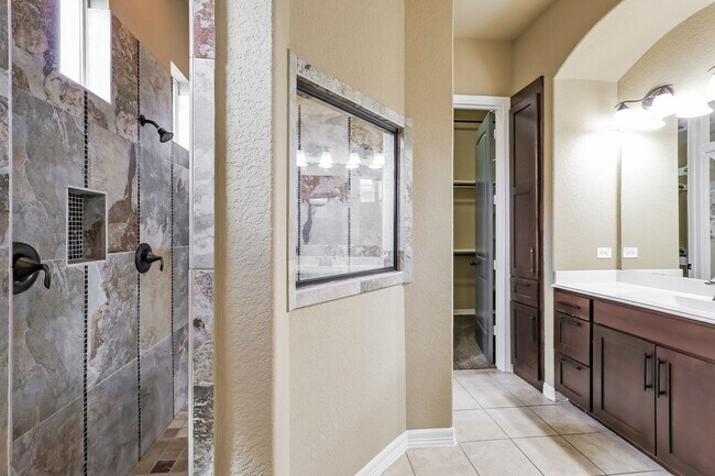 Building Photo - 4 bedrooms, 2,049 square foot only 7.5 mil...