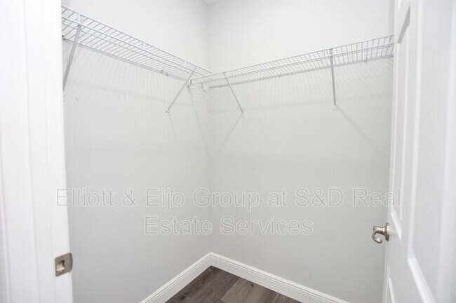 Building Photo - 525 Albatross Dr