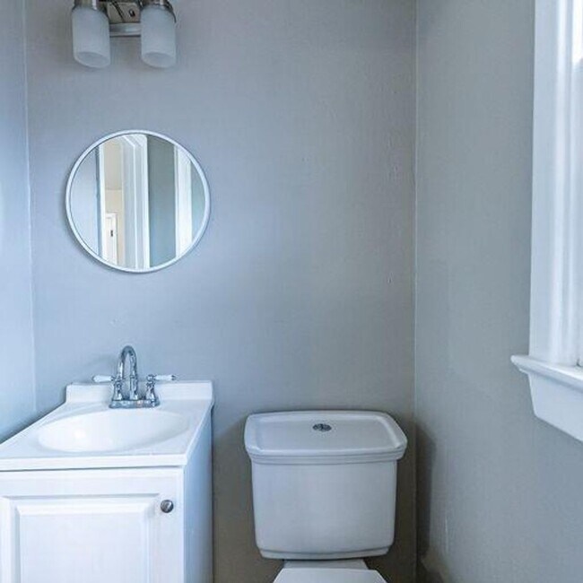 Building Photo - Room to Grow! Spacious, Remodeled 3/2/2 in Great Location!