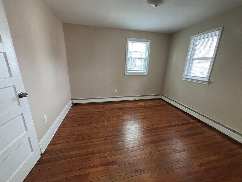 Building Photo - 182 Sheridan St