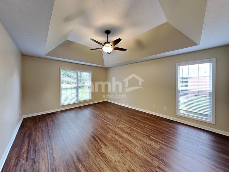 Building Photo - 1084 Pinehurst Dr