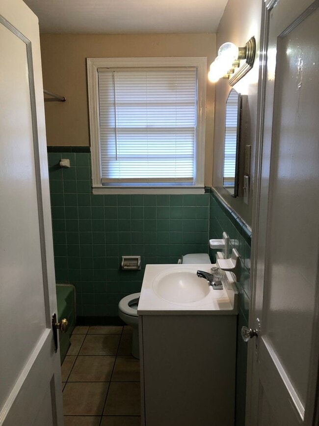 Building Photo - r2302