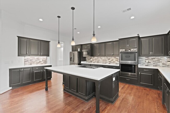 Building Photo - 213 Yellow Jasmine Dr