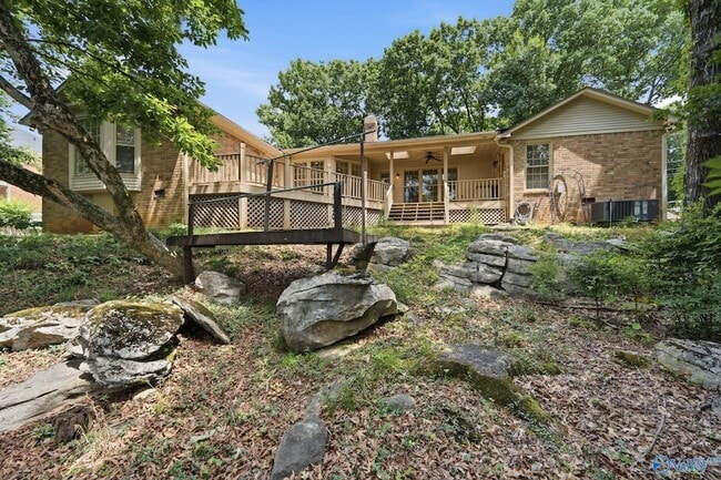 Building Photo - 815 Baylor Dr SE