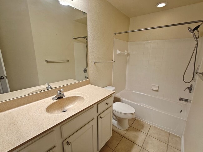 Building Photo - Beautiful 3 Bedroom, 2 Bathroom Townhome with Garage – Pet Friendly!