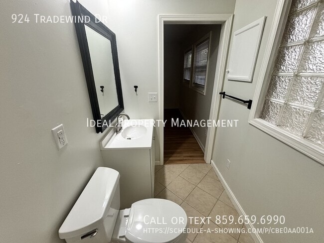 Building Photo - 924 Tradewind Dr