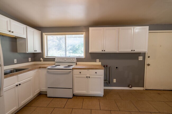 Building Photo - 3 Bed 1 Bath in Tulsa!