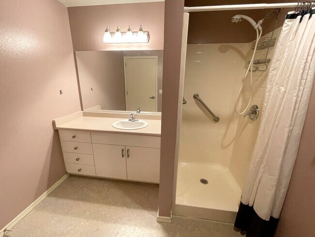 Building Photo - Fantastic Irvington Place Condo with Washe...