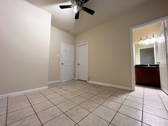 Building Photo - Ready and clean 3 bedrooms in Rice Militar...