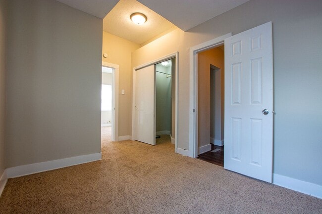 Building Photo - Spacious and CLEAN 2 Bedroom / 1 Bath Home...