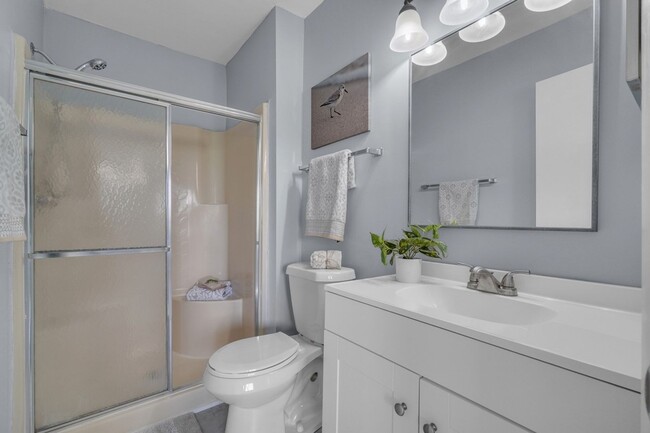 Building Photo - Ready NOW! 1 Block from the Bay! Pet Frien...