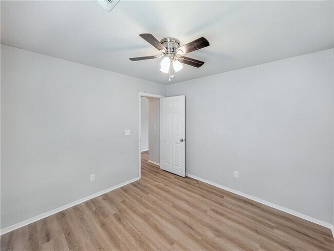 Building Photo - 848 NW Evans Cir