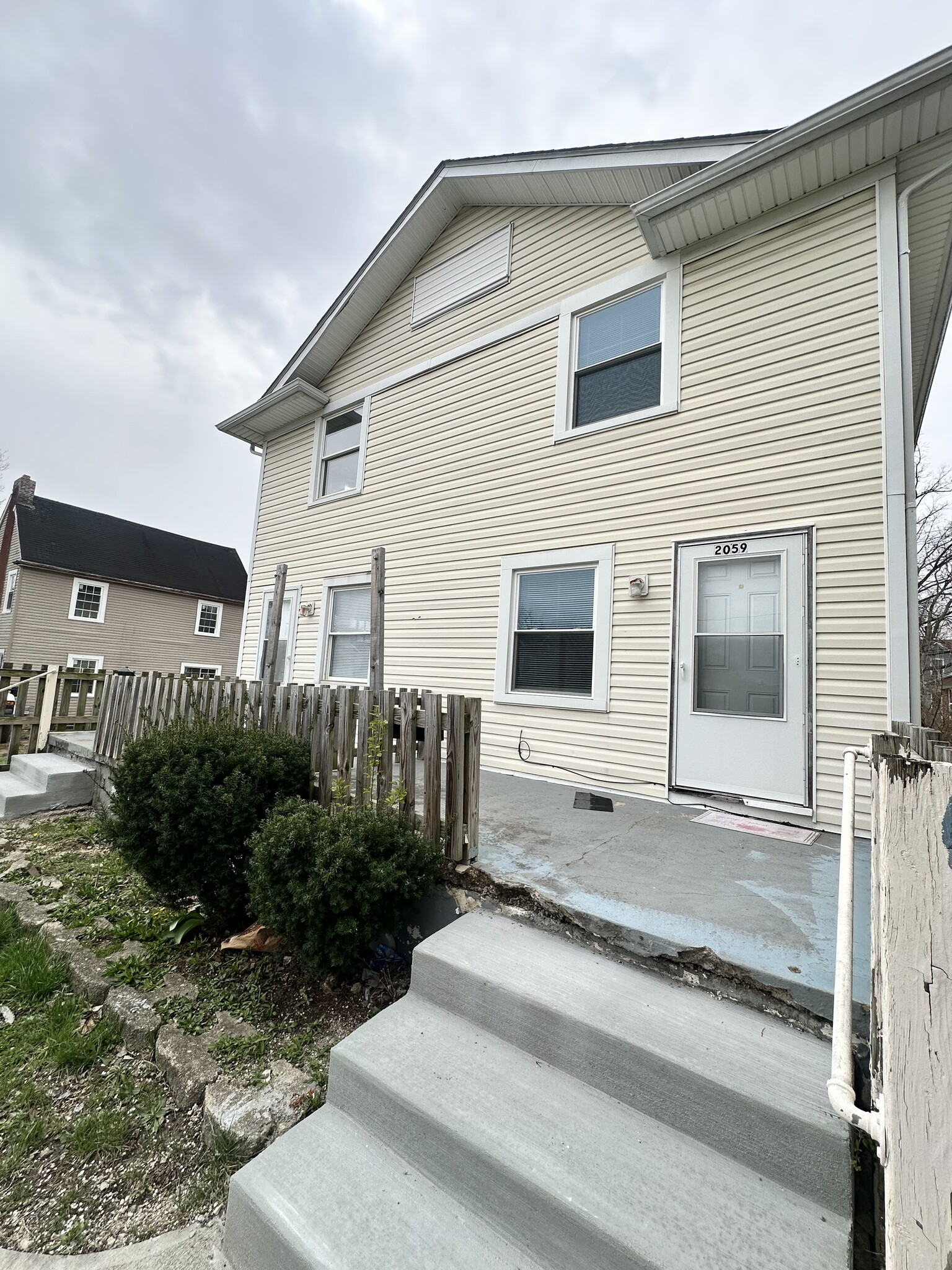 Building Photo - 2057 Catalpa Dr