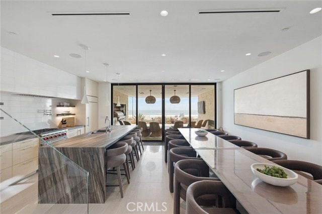 Building Photo - 716 The Strand