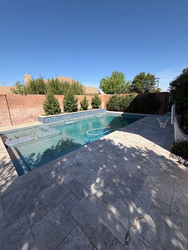 Building Photo - Beautiful 4 bedroom, 3 bathroom Home with a pool!!