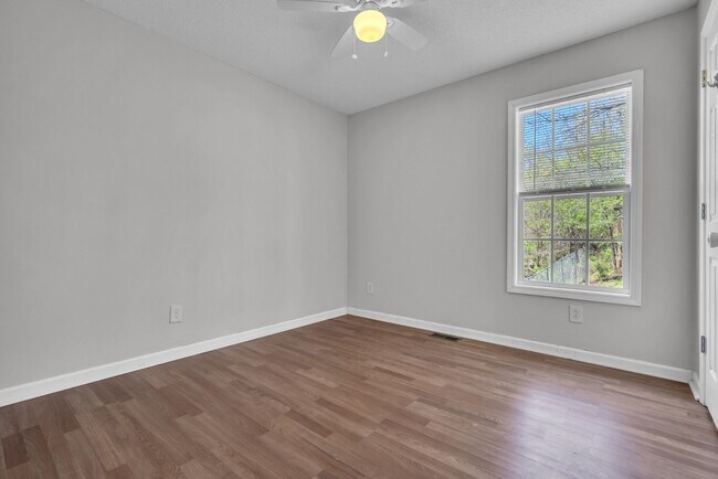 Building Photo - 3 Bedroom 2.5 Bathroom Home!