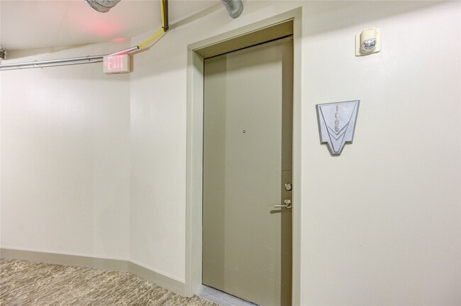 Building Photo - 917 Main St