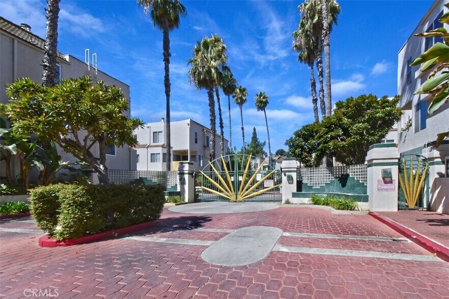 Building Photo - 5455 Sylmar Ave