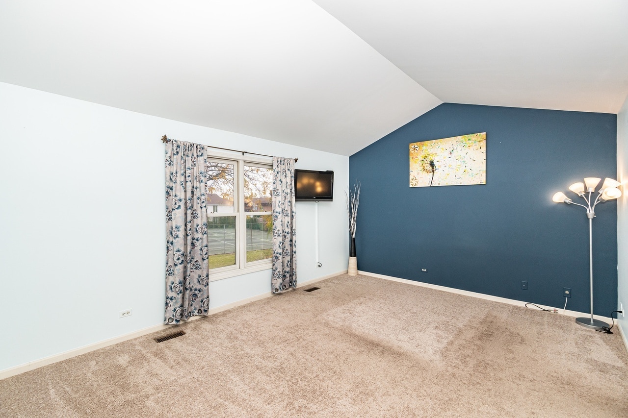 Bed 1 - 1359 S Old Wilke Rd