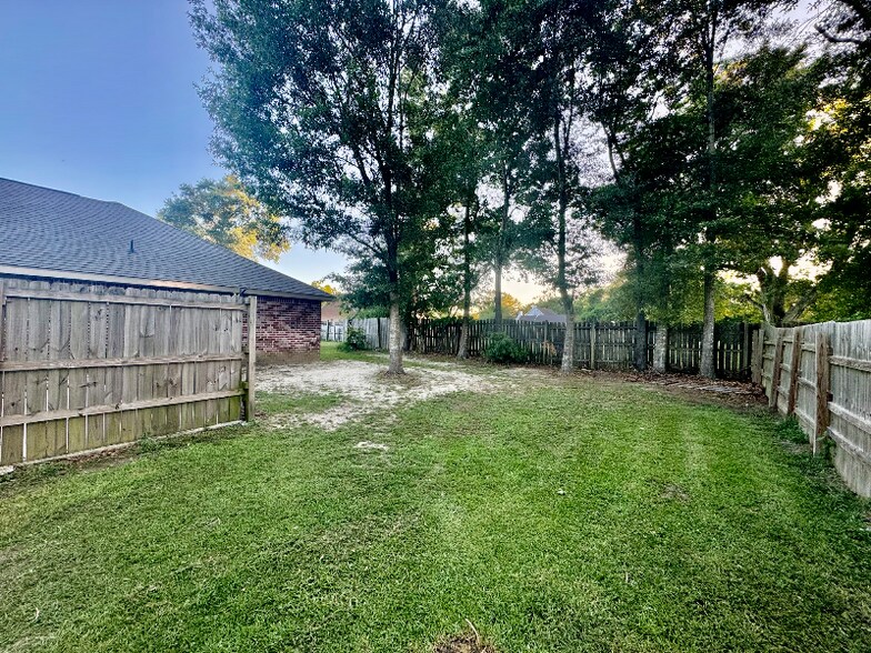 Building Photo - 16127 Brookfield Dr