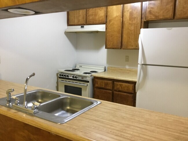 Building Photo - 563 W Alamos Ave