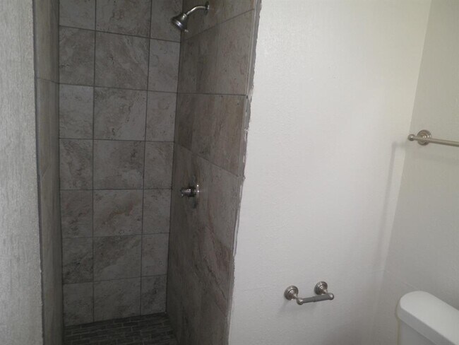 Building Photo - 1417 Oakcrest Ave