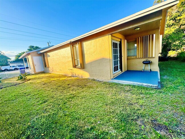 Building Photo - 704 NW 3rd Ave