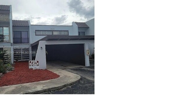 Building Photo - 6526 Kendale Lakes Dr