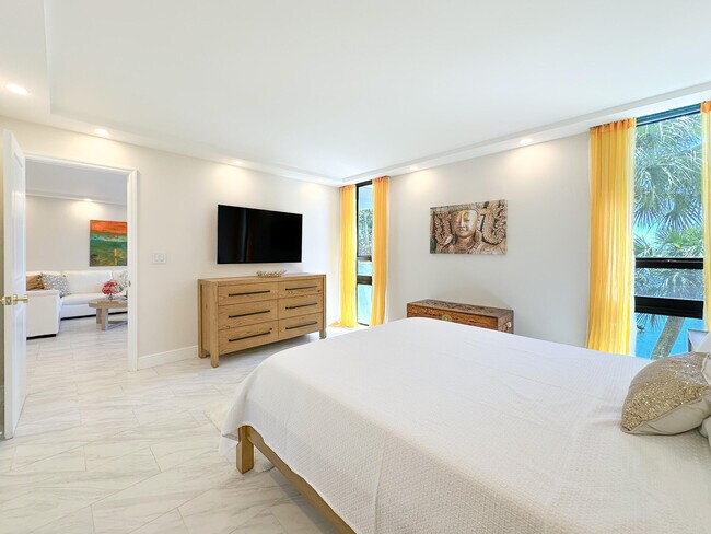 Building Photo - 4800 Bayview Dr