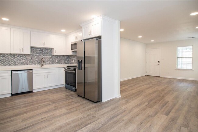 Building Photo - Newly Renovated 3bd/2ba Duplex Unit in Con...