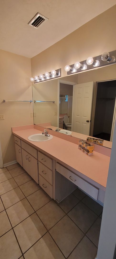 Building Photo - 3/2: Enjoy this nice spacious home in Sunrise.